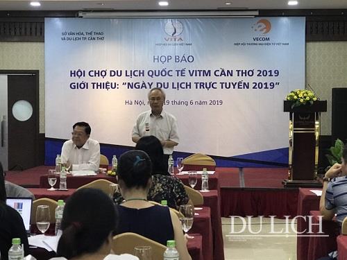 Ông Vũ Thế Bình, Phó chủ tịch thường trực Hiệp hội Du lịch Việt Nam, Chủ tịch Hiệp hội Lữ hành Việt Nam phát biểu tại họp báo